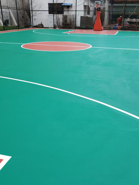 鹰手营子矿 球场长期使用易出现地面开裂